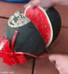 Video: Dân mạng giật mình trước màn bổ dưa mua 1 tháng vẫn đỏ au, mọng nước 