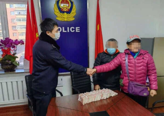 Cậu bé nhặt được gần 1 tỷ đồng đem trả, không ngờ gặp đúng 