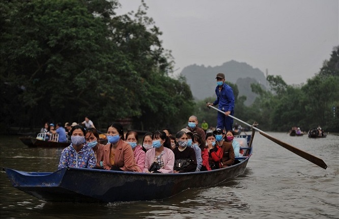 Người dân ùn ùn đổ về chùa Hương, ban quản lý đo thân nhiệt du khách 24/24