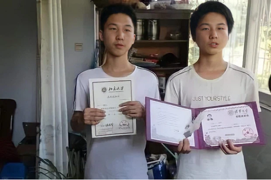 Hai anh em sinh đôi cùng đỗ đại họp top đầu châu Á, người mẹ chỉ trả lời ngắn gọn 1 câu về bí quyết dạy con khiến dư luận hết lời khen ngợi