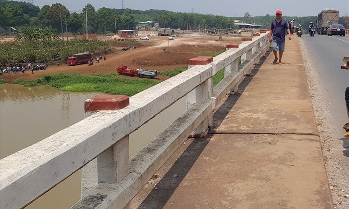 Vụ người đàn ông bất ngờ gieo mình xuống sông: Tờ giấy ở hiện trường viết gì?