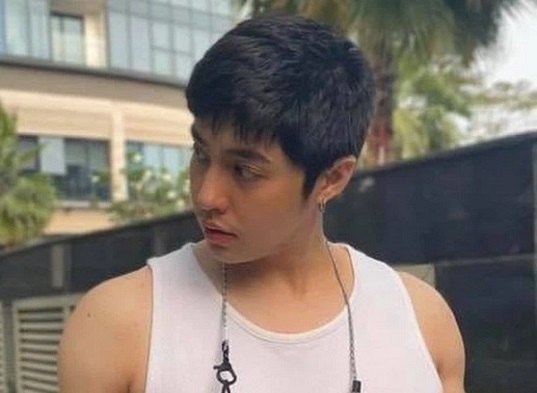 Khoe cơ bắp miễn chê nhưng ngón tay dị thường của Noo Phước Thịnh đã 