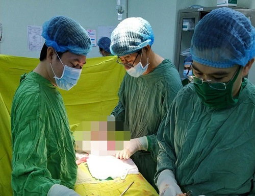 Quý ông nhập viện vì bơm silicon tăng kích thước 