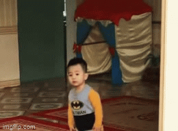 Biểu cảm siêu đáng yêu của cậu bé mầm non khi được chị gái đến đón khiến cư dân mạng 