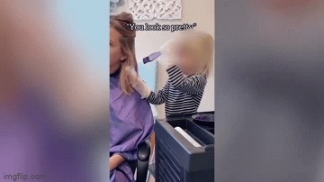 Để con gái 3 tuổi nhuộm tóc cho mình, người mẹ khiến dân mạng bất ngờ khi khoe thành quả