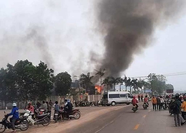 Kinh hoàng cảnh công ty may mặc ở Thanh Hóa bốc cháy ngùn ngụt