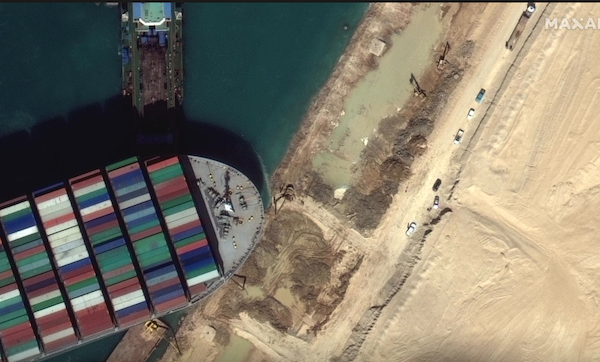 Tàu khổng lồ chặn ngang kênh đào Suez nhúc nhích nhẹ sau nhiều ngày mắc kẹt