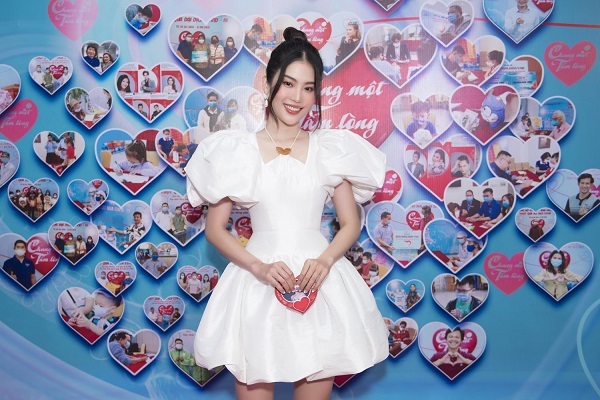 Lệ Nam đẹp dịu dàng, khoe nhan sắc ngày càng “lên hương” trước khi tham dự Hoa hậu Hoàn Vũ