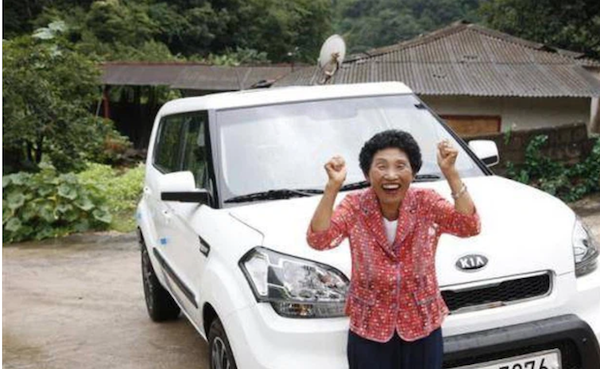 Đỗ bằng lái xe sau 960 lần đi thi, cụ bà 69 tuổi được tặng luôn xế hộp để động viên