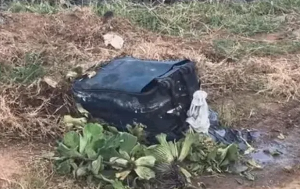 Đào được chiếc vali lạ, công nhân vệ sinh tái mét mặt khi một thứ rơi ra, hoảng loạn gọi cảnh sát