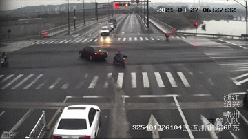 Video: Vội vã vượt đèn vàng, ô tô lao vào lan can rơi xuống mép sông