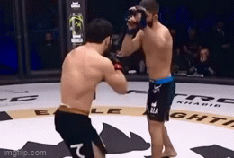 Video: Khoảnh khắc võ sĩ bị đã gãy chân dù đau đớn nhưng vẫn cười đùa đối thủ