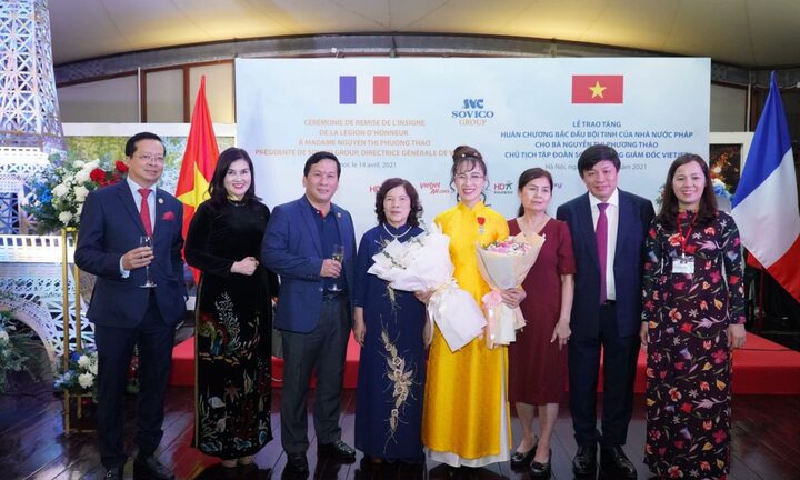 Nữ doanh nhân Nguyễn Thị Phương Thảo nhận Huân chương Bắc đẩu bội tinh của Nhà nước Pháp trao tặng