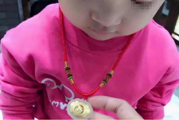 Dây chuyền vàng của con gái biến mất, người mẹ đòi lục cặp sách cả lớp nhưng phản ứng của cô giáo khiến bà câm nín