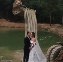 Muốn chụp ảnh cưới bên thác nước, cặp đôi nghĩ ra ý tưởng 