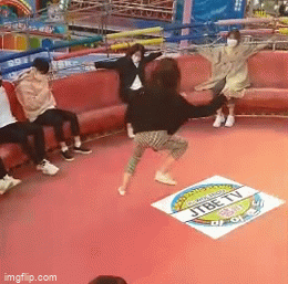 Video: Cô gái vật lộn giữ thăng bằng khi chơi trò mạo hiểm khiến dân mạng cười nghiêng ngả