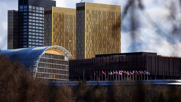 Hai vụ tự tử ở ngân hàng Đầu tư châu Âu: Dấu hỏi về quấy rối tình dục và phân biệt đối xử