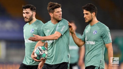 Cầu thủ Schalke 04 bị CĐV đuổi đánh, ném trứng thối sau khi xuống hạng
