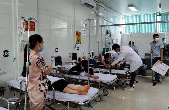 Yên Bái: 13 công nhân nghi bị ngộ độc, phải nhập viện điều trị