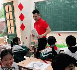 Học trò ngủ say trong lớp học, thầy giáo có hành động khiến lũ trẻ xung quanh 