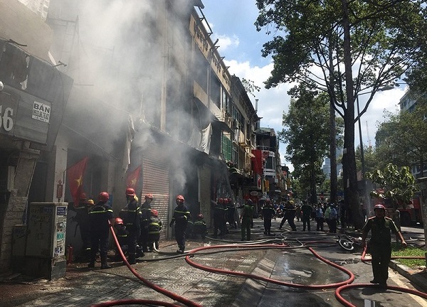 TP.HCM: Dãy nhà dân bất ngờ bốc cháy dữ dội, 4 người bị thương
