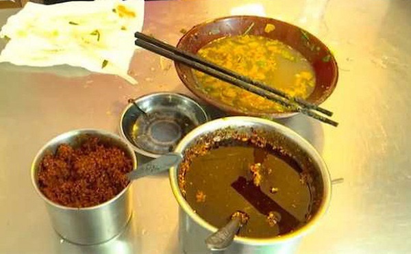 Hoảng hốt phát hiện sự thật đáng sợ trong bát mì, cô gái muốn nôn ra nhưng không kịp