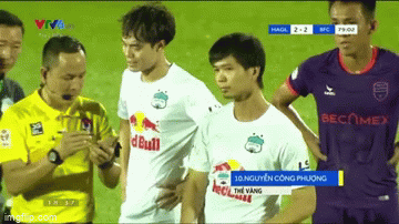 Công Phượng ném chai nước về phía trọng tài sau khi nhận thẻ vàng