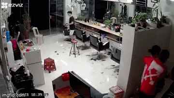 Video: Lén lút ôm nhau sau tủ đồ, cặp đôi gặp sự cố nhớ đời chỉ muốn 