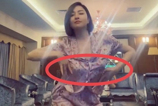 Hotgirl Trâm Anh mặc đồ ngủ 