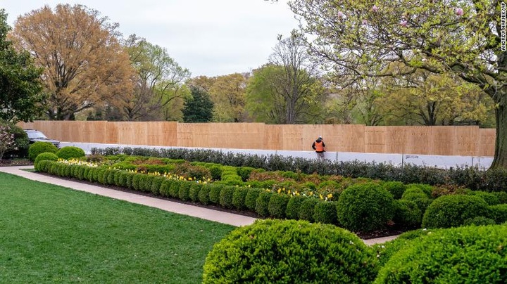 Rời Nhà Trắng nhiều tháng, ông Trump vẫn khiến người kế nhiệm 
