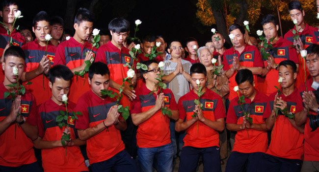 U19 Việt Nam viếng Đại tướng Võ Nguyên Giáp lúc nửa đêm