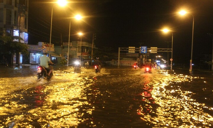 Triều cường vượt đỉnh, người dân khốn khổ