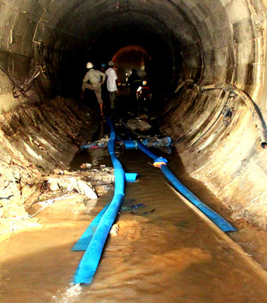 Nước mắt vô vọng tìm kiếm ba công nhân trong dòng lũ