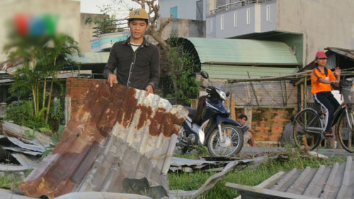 Phú Yên: Hàng chục nhà dân, trường học bị lốc xoáy tốc mái