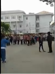 Cip: Nam sinh tỏ tình bị thầy giáo chen ngang, cô gái từ chối