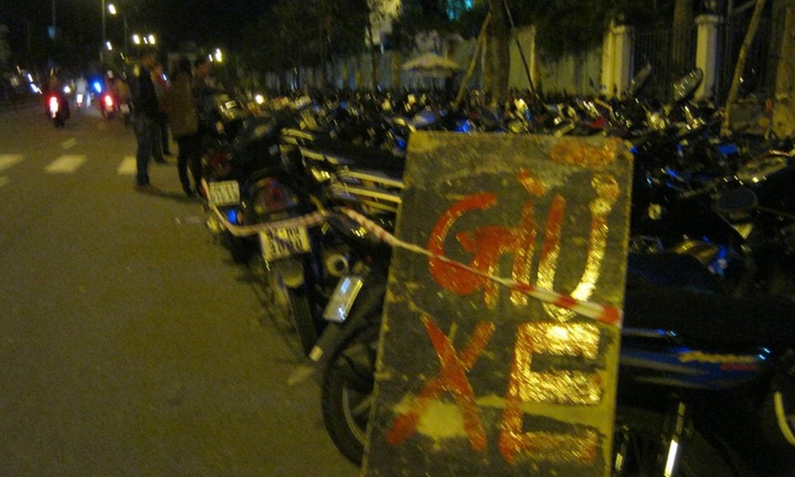 Tận dụng mặt đường, giữ xe trái phép với số tiền cao  ngất ngưởng