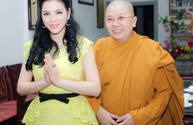 Lý Nhã Kỳ xinh đẹp, dịu dàng làm MC cùng sư thầy