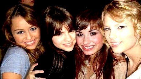 Selena Gomez, Taylor Swift, Demi Lovato “quay lưng” với Miley