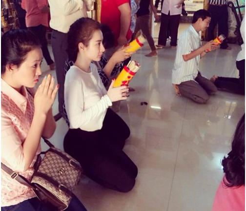 Sao Việt rủ nhau đi lễ chùa đầu năm