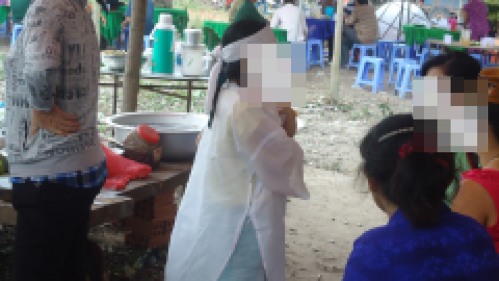 Xác chết loã thể treo lơ lửng lên cây