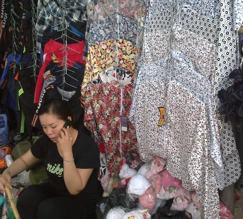 “Sốt” phụ kiện áo chống nắng giá khủng