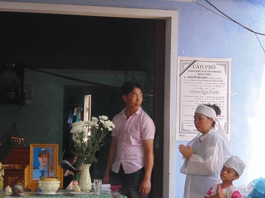 Cãi nhau với vợ rồi treo cổ tự tử để lại ba con nhỏ bệnh tật