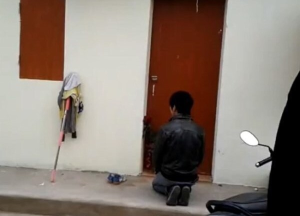 Dân mạng dậy sóng khi nam nhi  “Quỳ gối xin người yêu tha lỗi”