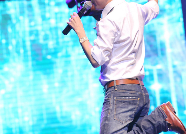 Ca sĩ Việt và những tư thế...khó đỡ trên sân khấu