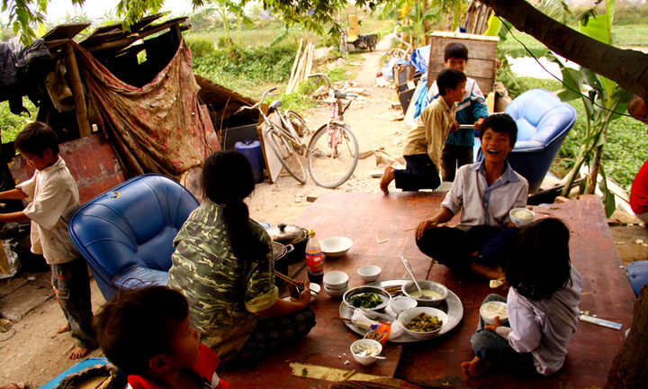 Cận cảnh cuộc sống của một phụ nữ và 13 người con ở Hà Nội