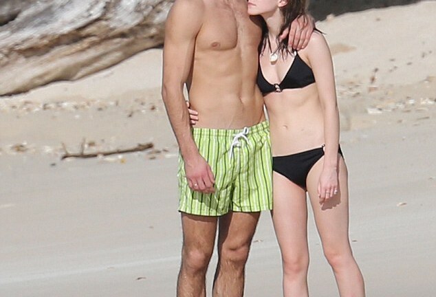 Emma Watson tình tứ bên bạn trai tại bãi biển