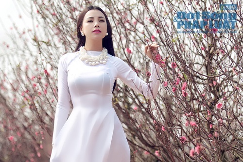 Trà Ngọc Hằng thướt tha áo dài lúc xuân muộn, thu tàn