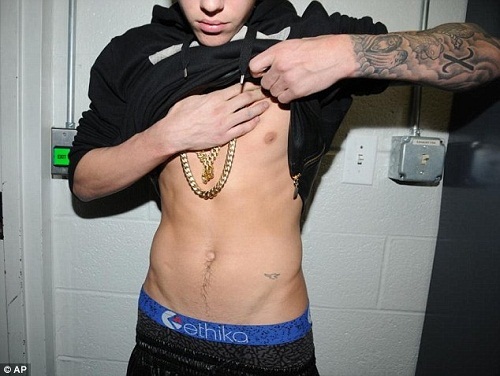 Justin Bieber “khoe” hình xăm với cảnh sát Miami