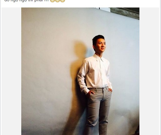 Hoài Lâm diện dép tổ ong chụp hình thời trang