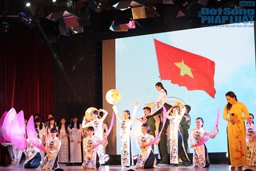 Xúc động đêm nhạc hội chia tay sinh viên khóa cuối của trường Báo